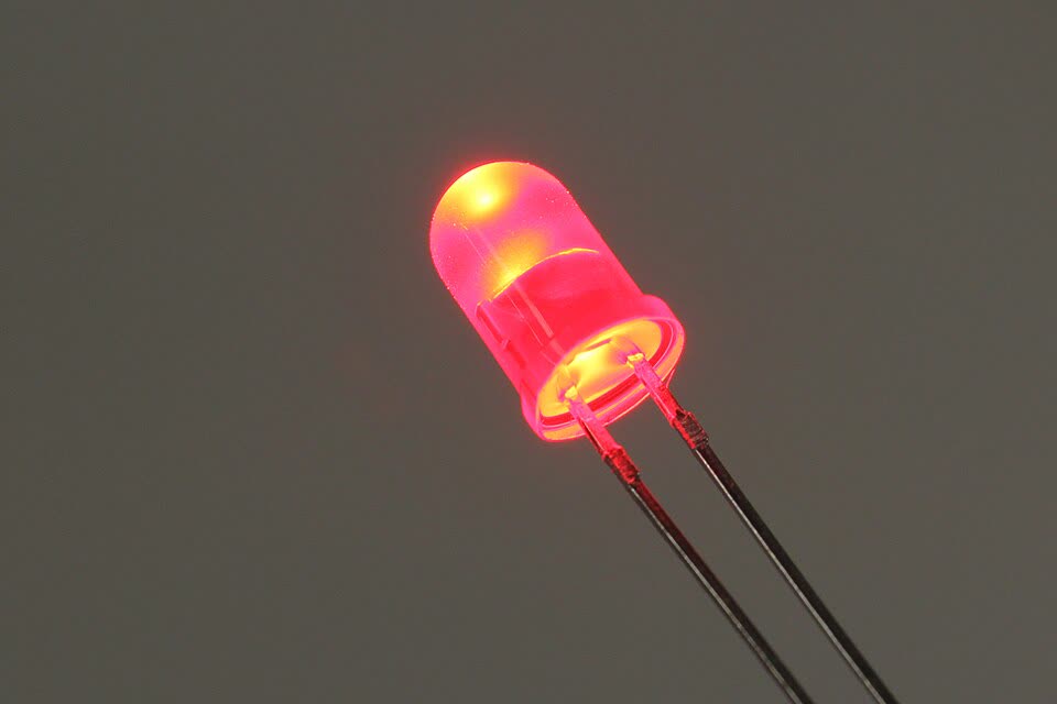 LED 5 mm berwarna merah dengan dua kaki