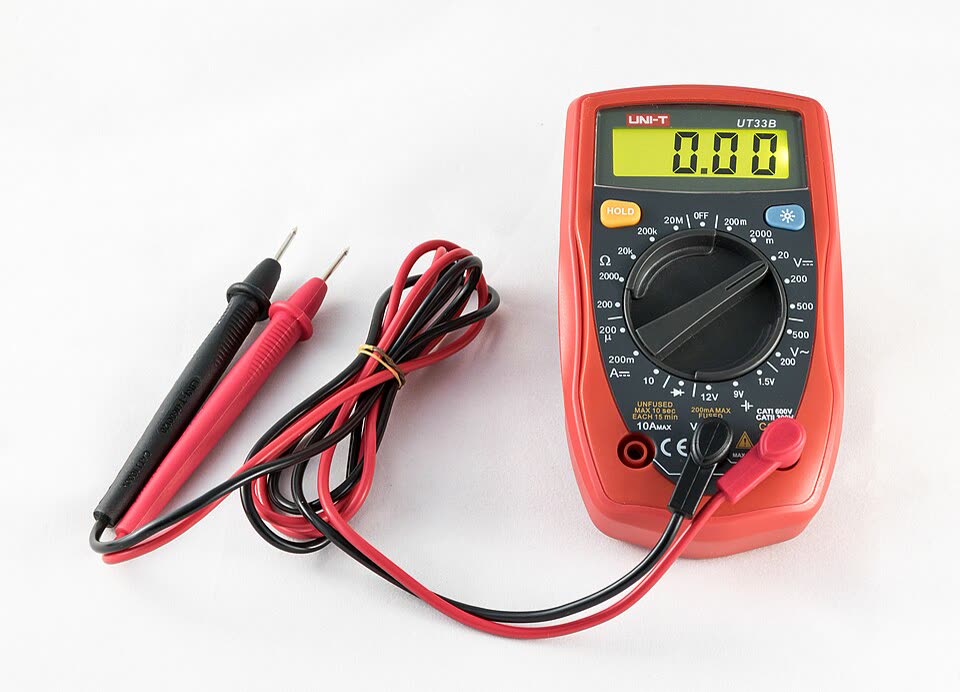 Multimeter digital dengan tombol putar dan dua probe