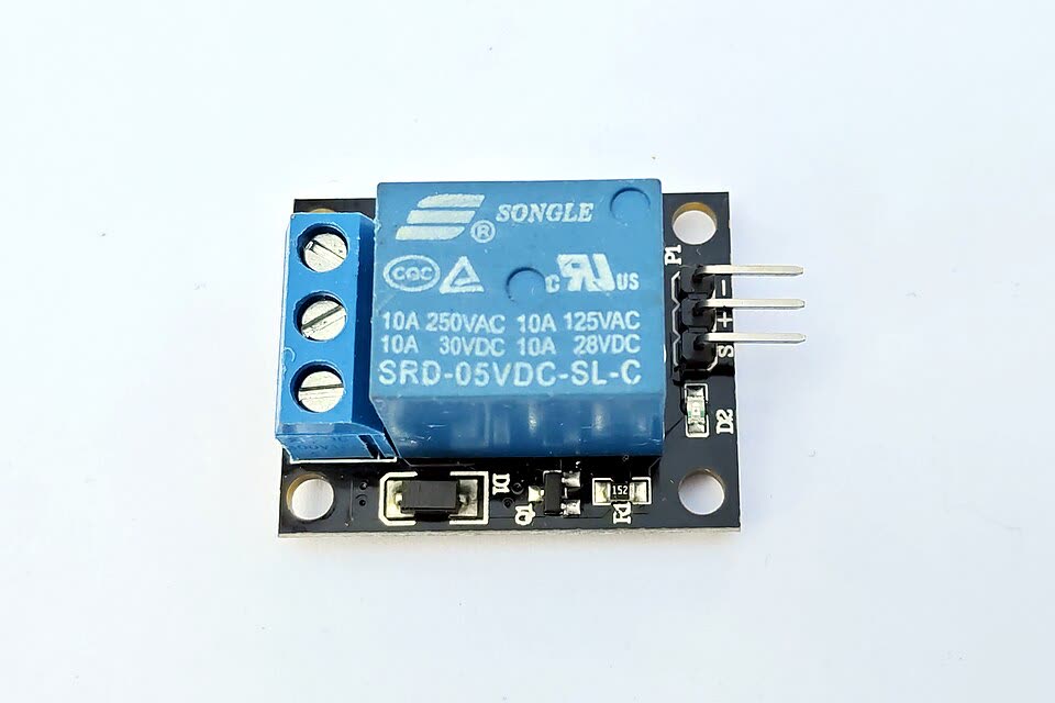 Relay kecil berwarna biru