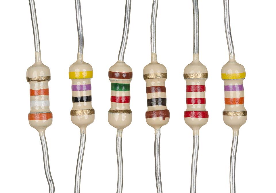 Beberapa resistor dengan gelang warna dan kaki kawat