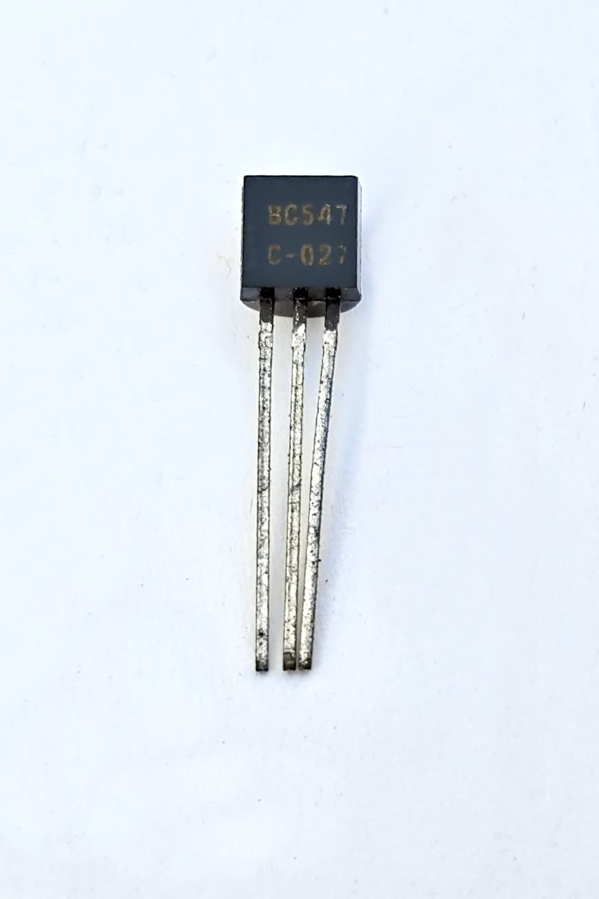 Transistor kecil berbadan hitam dengan tiga kaki